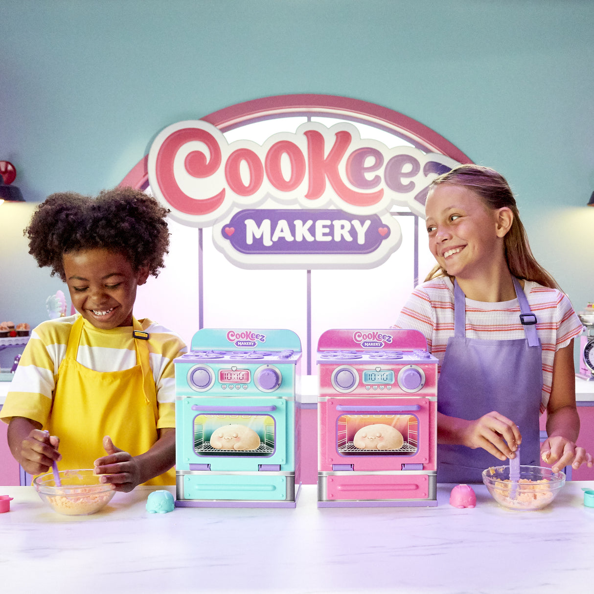 Fabrique a Pâtisserie Rose - MOOSE TOYS - COOKEEZ MAKERY - Four interactif, peluche parfumée et accessoires
