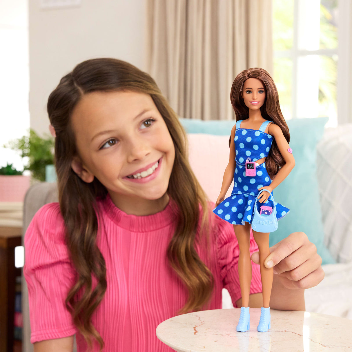 Barbie - Poupée Fashionistas robe bleu a pois - Barbie - HYT97