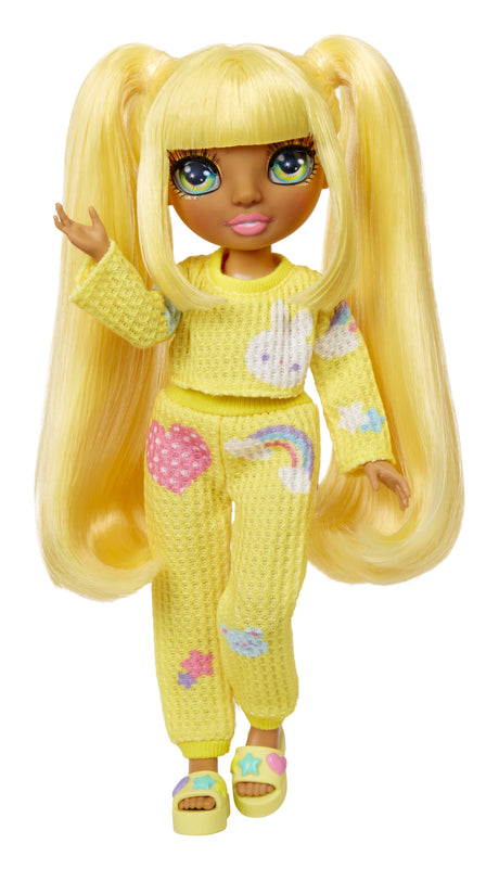 Junior High Pyjama Party - Poupée mannequin articulée 22 cm - Sunny (Jaune) - Nombreux accessoires - a partir de 4 ans