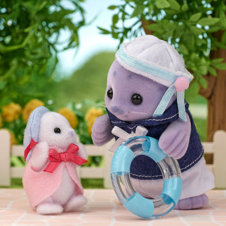 Famille Articulée - SYLVANIAN FAMILIES - Famille Phoque - 4 Personnages et Accessoires de Plage