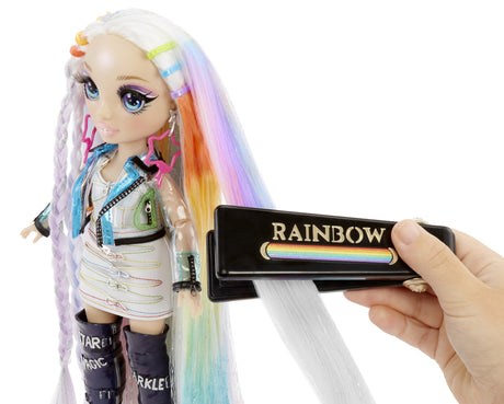 Rainbow High Hair Studio|Studio de coiffure - 1 poupée 27 cm + produits de coloration pour cheveux et accessoires