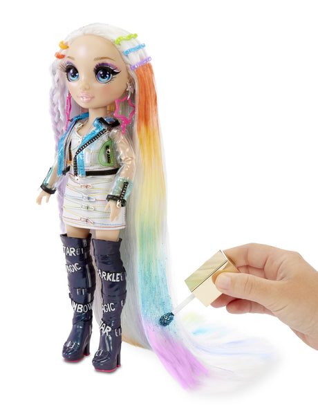 Rainbow High Hair Studio|Studio de coiffure - 1 poupée 27 cm + produits de coloration pour cheveux et accessoires
