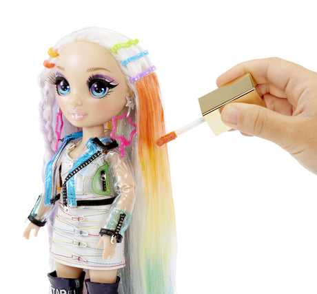 Rainbow High Hair Studio|Studio de coiffure - 1 poupée 27 cm + produits de coloration pour cheveux et accessoires