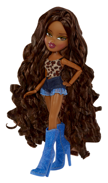 Bratz Goin' Out Poupée - Sasha - 1 Poupée Mannequin a Collectionner - Une Tenue, Un Sac a Main, Une Paire de Lunettes Soleil - 6 ans