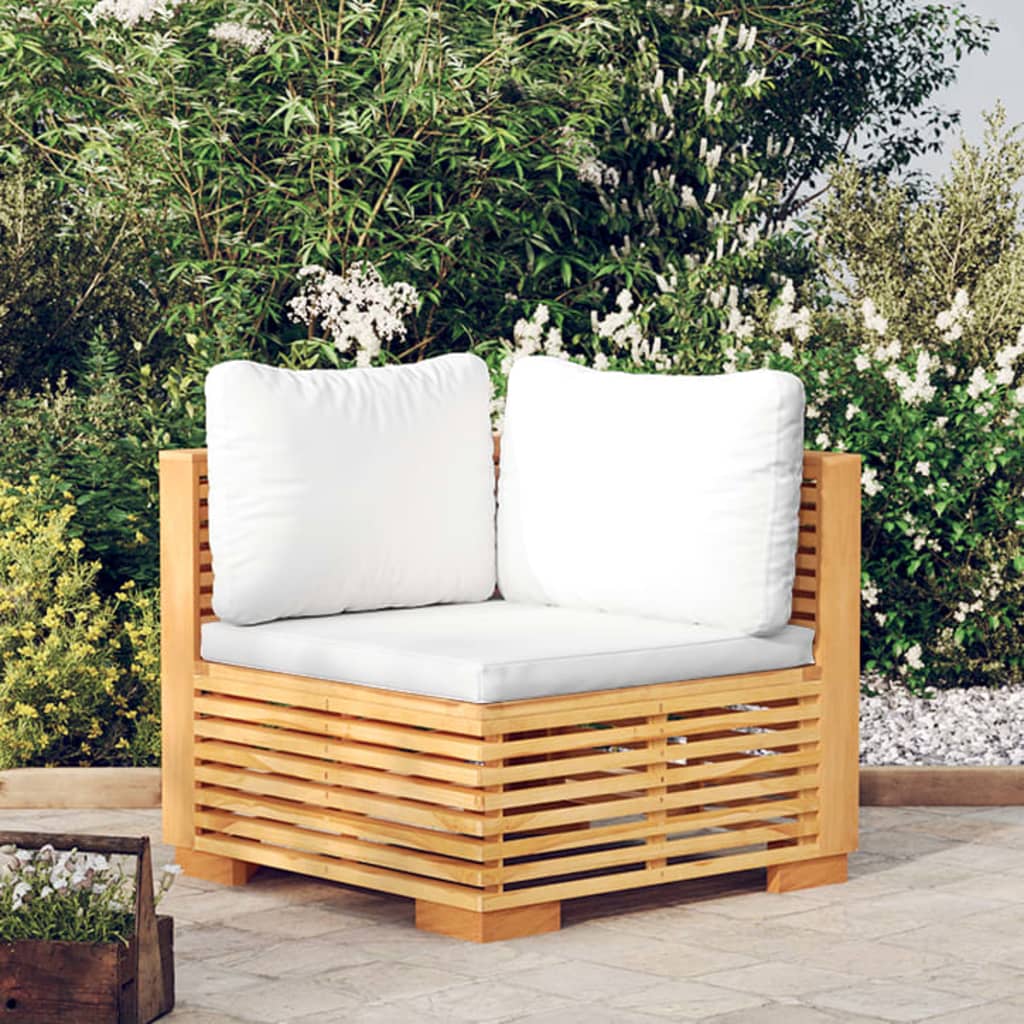 Garten-Ecksofa und cremefarbene Kissen. Massives Teakholz