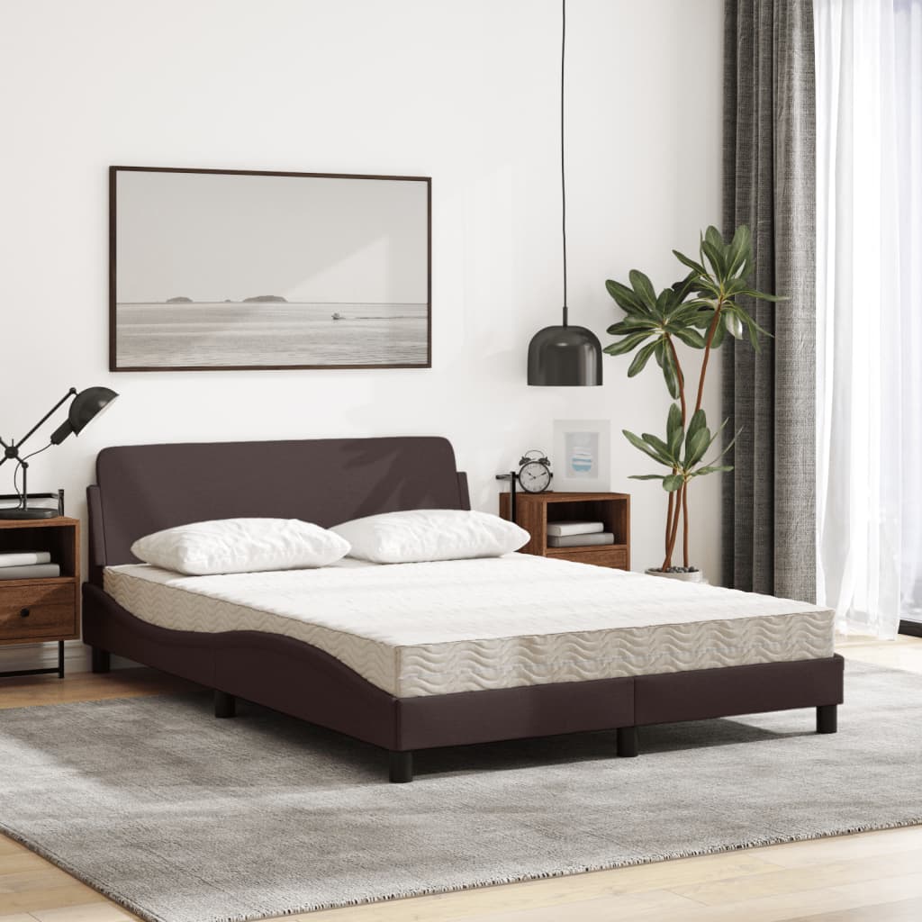 Lit avec matelas marron foncé 140x200 cm tissu