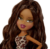 Bratz Goin' Out Poupée - Sasha - 1 Poupée Mannequin a Collectionner - Une Tenue, Un Sac a Main, Une Paire de Lunettes Soleil - 6 ans