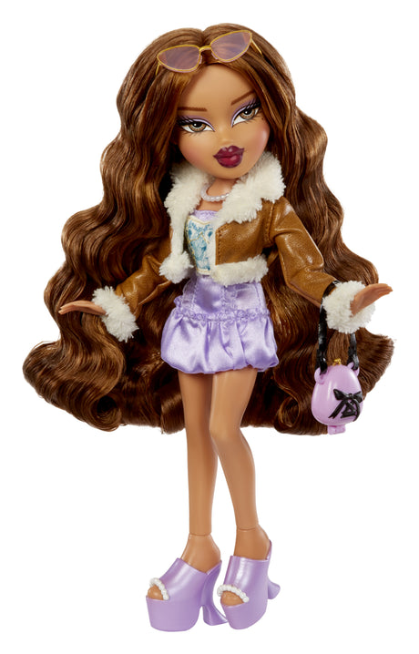 Bratz Goin' Out Poupée -Yasmin- 1 Poupée Mannequin a Collectionner - Une Tenue, Un Sac a Main, Une Paire de Lunettes Soleil - 6 ans