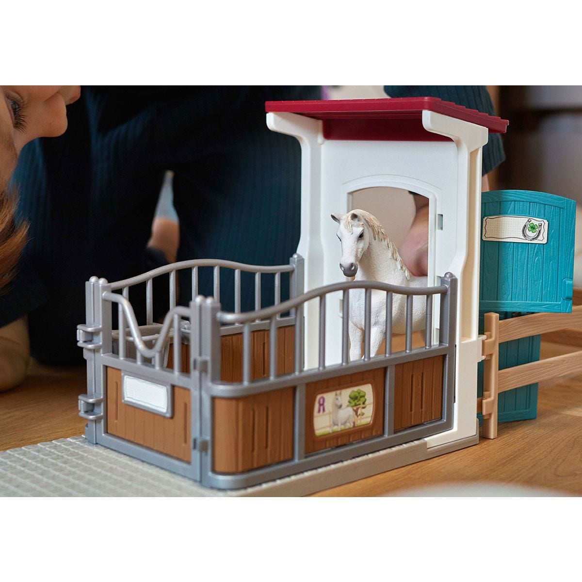 Box avec étalon Pur Sang anglais, Extension pour écurie schleich pour enfant, Schleich 42569 HORSE CLUB, des 5 ans