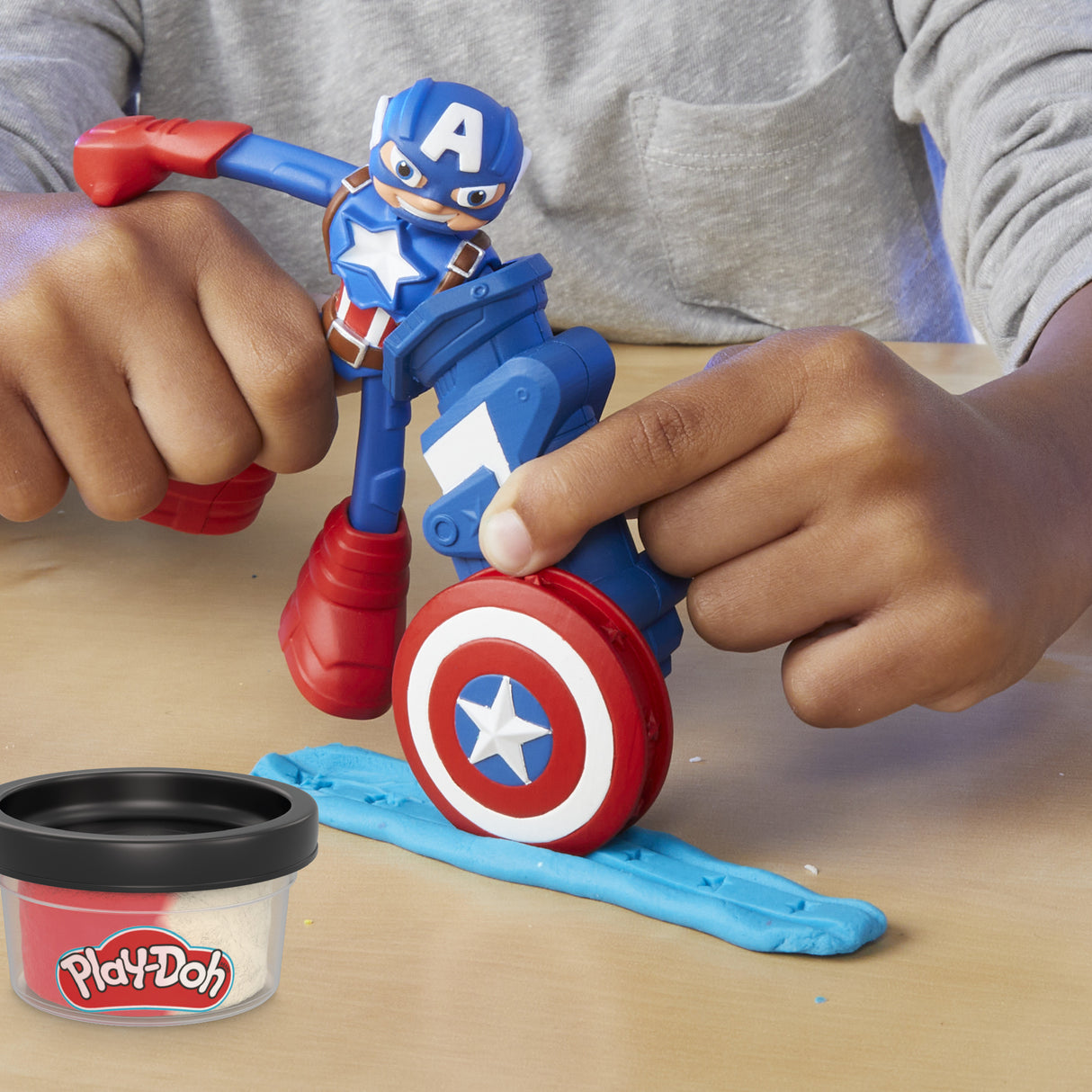 Play-Doh Captain America, coffret Bouclier tamponneur avec figurine flexible, accessoires et pâte a modeler, des 4 ans, Marvel