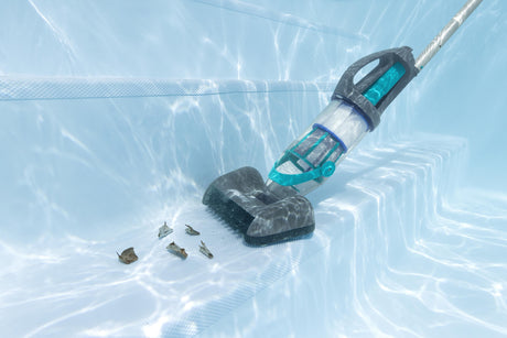 Aspirateur de piscine a main AquaGrip™, temps de marche 90 minutes, pour piscines jusqu'a 6,10m de diametre
