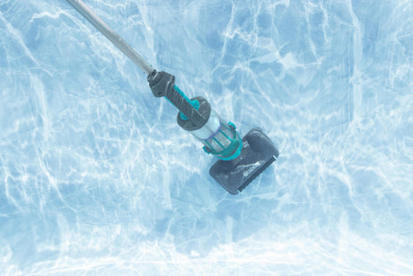 Aspirateur de piscine a main AquaGrip™, temps de marche 90 minutes, pour piscines jusqu'a 6,10m de diametre