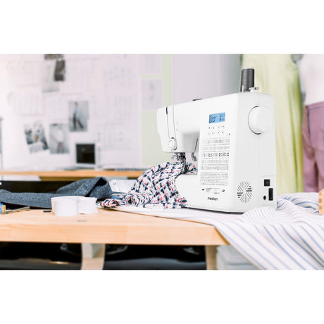 Machine a Coudre Numérique - MEDION - SD 36 - 38W - 270 Points - 700 tr/min - LED - Blanc