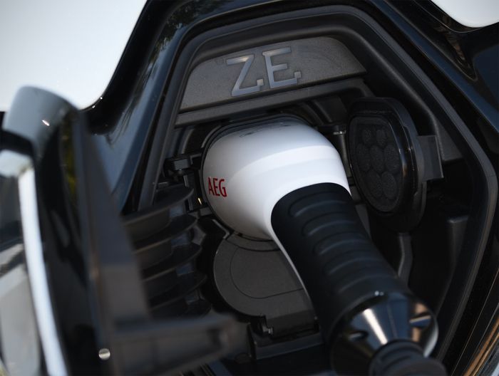 Chargeur portable véhicule électrique & hybride - AEG - Type 2 - Monophasé, 16A, 230V AC - Prise secteur 230V européen - L : 5m.