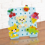 Aquabeads Mallette d'initiation 900 perles de différentes formes et couleurs, perles qui collent avec de l'eau, Des 4 ans