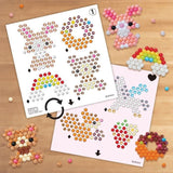 Aquabeads L'atelier d'initiation, Coffret 900 perles de 25 couleurs, perles qui collent avec de l'eau, 35087, Des 4 ans