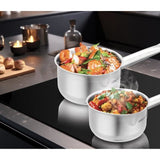 ARTHUR MARTIN Set de de 5 Casseroles - Acier inoxydable - IntÈrieur satinÈ avec graduation - Bec verseur - Tous feux dont induction