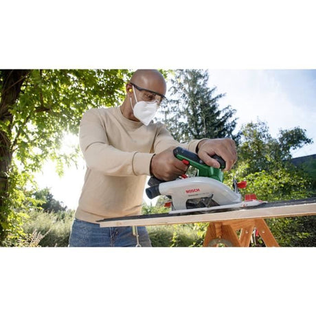 Scie circulaire portative sans fil Bosch Home and Garden Universal Circ 18V-53 - Profondeur de coupe max. 53 mm