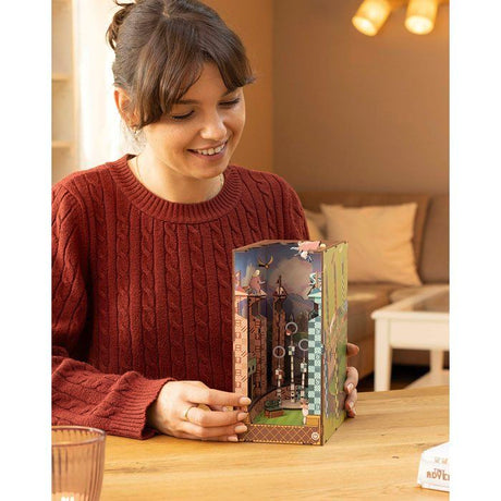 Book Nook - Kit DIY a construire Maquette 3D Serre Livre - REVELL - Tiny Adventures - Harry Potter - Terrain de Quidditch - LED
