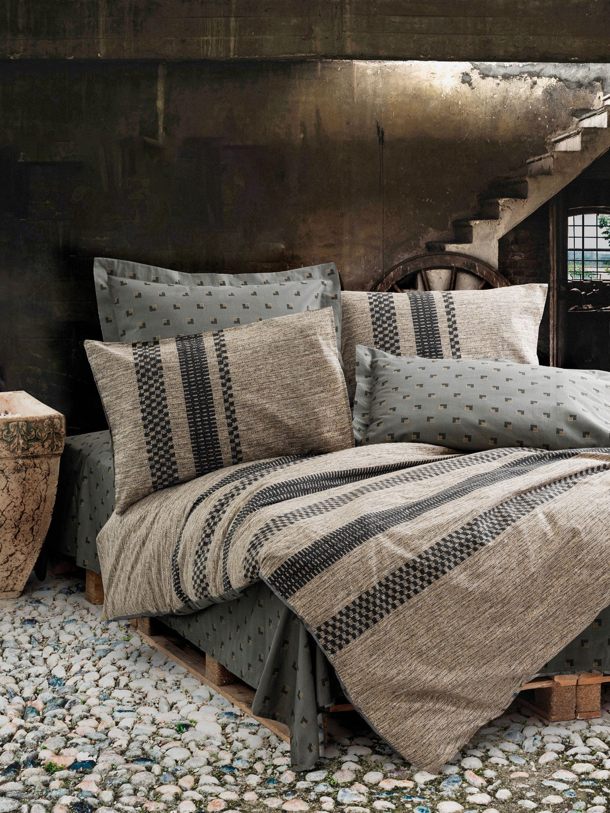 Parure de lit - 1 housse de couette 140 x 200 cm + 2 taies d'oreiller 60 x 60 cm - 100% coton renforcé - Brun