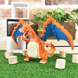 Figurine Pokémon Dracaufeu (Charizard) - BANDAI - Nanoblock - Figurine en Briques 860 pieces - Kit Construction - NBPM80