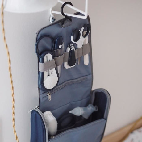 BÉABA - Trousse de Toilette Bébé - 9 Accessoires - Thermometre Bain et Digital - Anneau Dentition - Masseur de Gencives - Night Blue