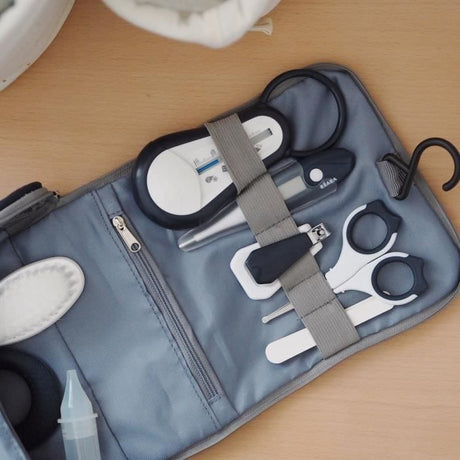 BÉABA - Trousse de Toilette Bébé - 9 Accessoires - Thermometre Bain et Digital - Anneau Dentition - Masseur de Gencives - Night Blue