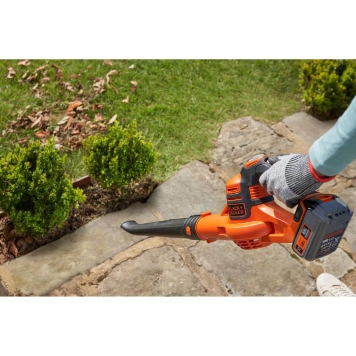 Souffleur sans fil BLACK+DECKER - GWC1820PC - 18V -Débit d'air de 209km/h - Avec batterie 18V - 2Ah et chargeur 2Ah