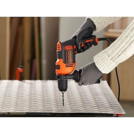 Perceuse a percussion filaire - 710W - BLACK+DECKER -  BEH710-QS - avec 4 forets de perçage