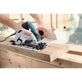 Scie circulaire Bosch Professional GKS 55+ GCE - 1350 W - Capacité de coupe de 63 mm - 0601682100