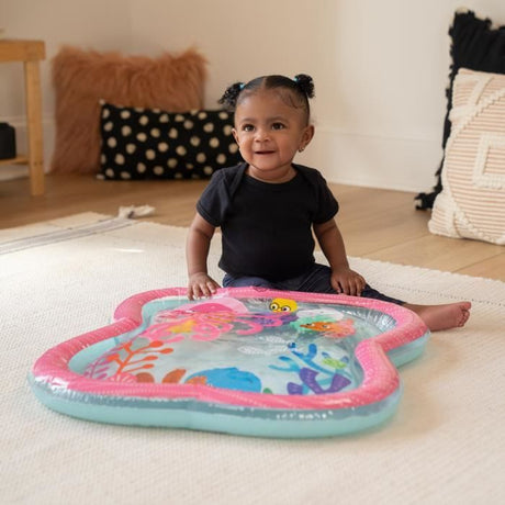 BABY EINSTEIN - JANET - Grand tapis d'eau pour bébé fille, jeu sensoriel et d'éveil?, gonflable, facile a nettoyer, pliable, 0M+