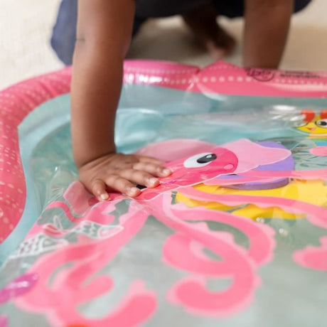 BABY EINSTEIN - JANET - Grand tapis d'eau pour bébé fille, jeu sensoriel et d'éveil?, gonflable, facile a nettoyer, pliable, 0M+