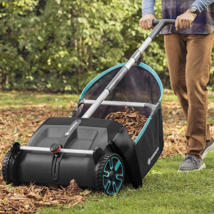 Ramasse-feuilles GARDENA - 3565-20 | Largeur travail: 49cm, Bac 90L, Collecteur de feuilles, Balayeuse