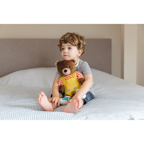 Gipsy Toys - Petit Ours Brun – Peluche Musicale Qui Parle Conteur d'Histoires - 28 cm – Marron Jaune Rouge