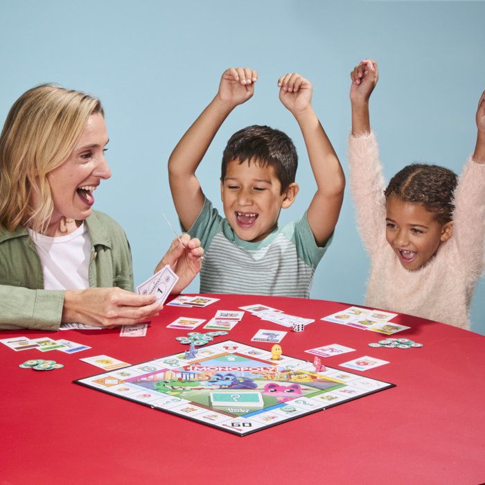 Monopoly Junior 2 en 1 carré (édition 2026), Jeu de Plateau, Plateau réversible, 2 a 4 Joueurs, 20 Min, Version française, des 4 ans