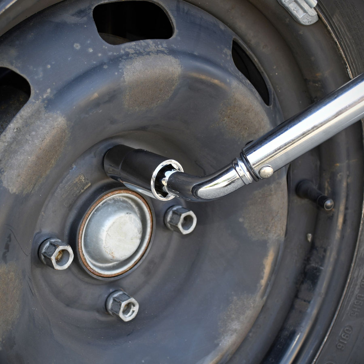 Clé démonte-roue dynamométrique préréglée a 100N/m - AEG - Douille réversible de 17 et 19mm -  Acier au chrome-vanadium