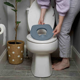INGENUITY Mini Toilette enfant avec Réducteur de Toilette inclus, Chasse d'eau musicale et rangement lingette intégré Bleu