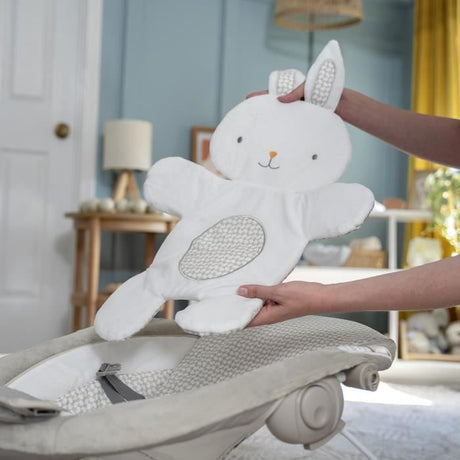 INGENUITY Transat bébé confort Petit Lapin, Arche d'éveil lumineuse, Coussin réducteur amovible, cadeau bébé