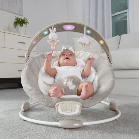 INGENUITY Transat bébé confort Petit Lapin, Arche d'éveil lumineuse, Coussin réducteur amovible, cadeau bébé