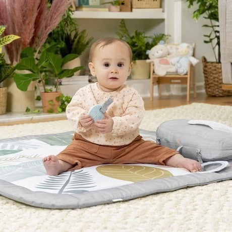 INGENUITY Tapis d'éveil bébé tout confort Petit Eléphant, 12 cartes étapes mensuelles et tableau personnalisable, cadeau bébé
