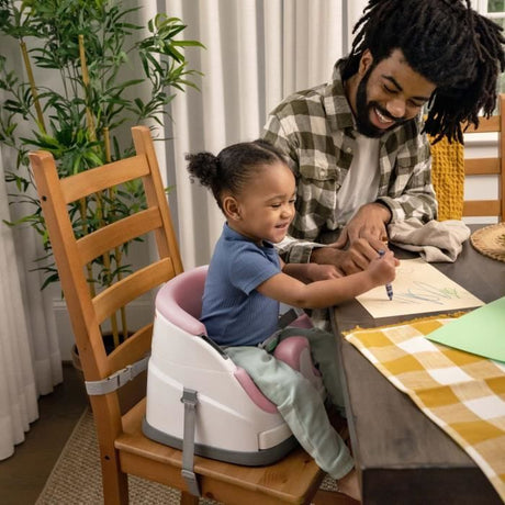 INGENUITY Réhausseur de chaise bébé enfant de 6 mois ŕ 3 ans, Base 2 en 1 Pivoine, plateau amovible, rangement et nettoyage facile