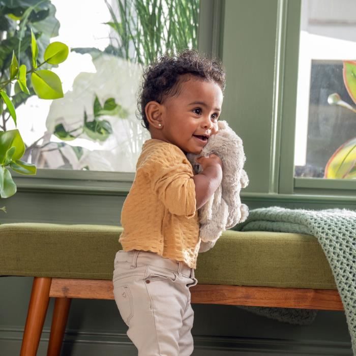 INGENUITY Veilleuse bébé, Doudou lapin, cadeau Noël, peluche Sylvie, réponds au pleurs de bébé, musicale, lumineux, attache tétine