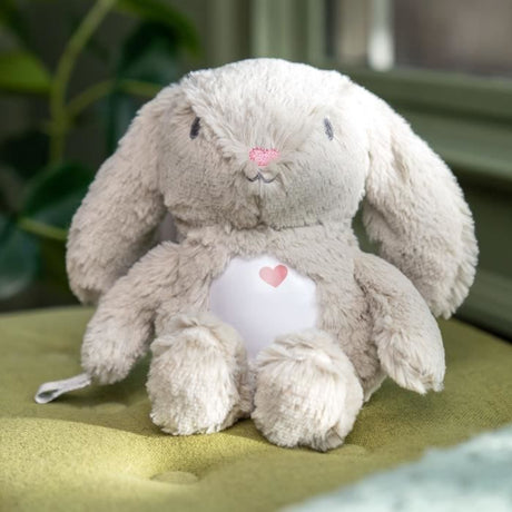 INGENUITY Veilleuse bébé, Doudou lapin, cadeau bébé, peluche Sylvie, réponds au pleurs de bébé, musicale, lumineux, attache tétine