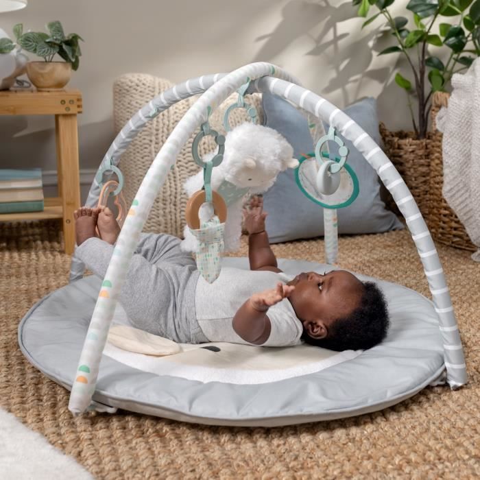 INGENUITY Tapis d'éveil bébé évolutif - Petit Mouton - Arche de jeu amovible, 5 jouets sensoriels, peluche mouton,Cadeau Noel bébé