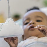 INGENUITY Transat bébé Nuages, Vibrations apaisantes, Arche d'éveil avec 2 peluches, Cale tete amovible, Cadeau Noel bébé