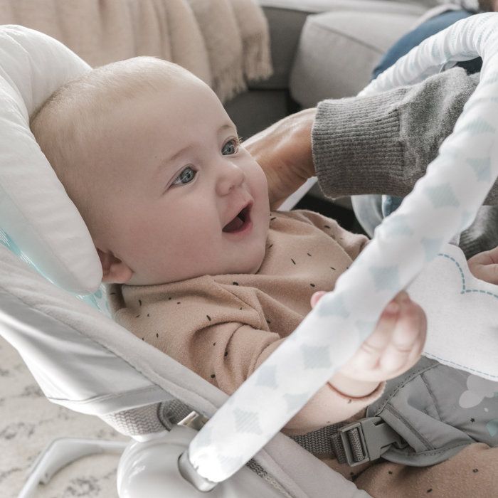 INGENUITY Transat bébé Nuages, Vibrations apaisantes, Arche d'éveil avec 2 peluches, Cale tete amovible, cadeau bébé