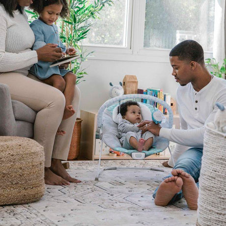 INGENUITY Transat bébé Nuages, Vibrations apaisantes, Arche d'éveil avec 2 peluches, Cale tete amovible, cadeau bébé