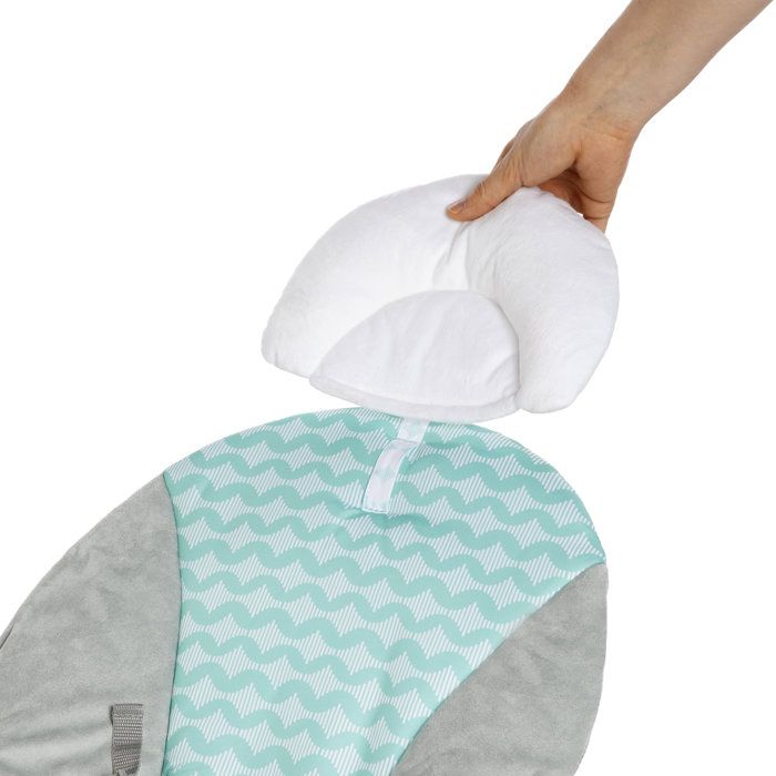 INGENUITY Transat bébé Nuages, Vibrations apaisantes, Arche d'éveil avec 2 peluches, Cale tete amovible, cadeau bébé