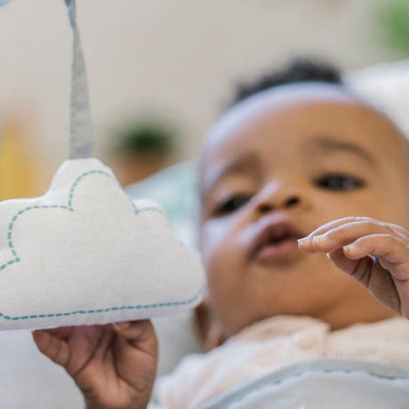 INGENUITY Transat bébé Nuages, Vibrations apaisantes, Arche d'éveil avec 2 peluches, Cale tete amovible, cadeau bébé