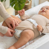 INGENUITY Matelas a langer bébé avec rebords et ceinture de sécurité, imperméable, housse 100% coton incluse